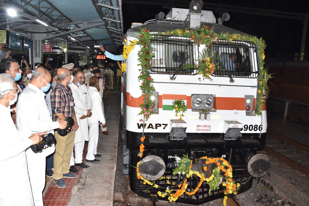 Gandhinagar Capital-Varanasi Superfast Train Welcomed at Godhra Railway Station