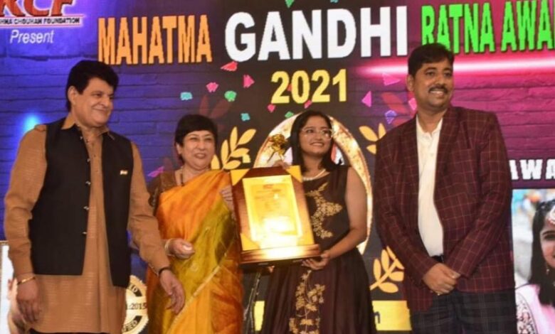 Singer Chandni Vegad honored with 'Mahatma Gandhi Ratna Award-2021' in Mumbai