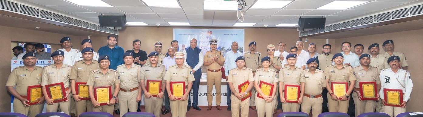 Surat City Traffic Police Department, which provided the highest number of 101 Green Corridor services in Gujarat for timely delivery of vital organs to various states of the country, was felicitated by Donate Life.